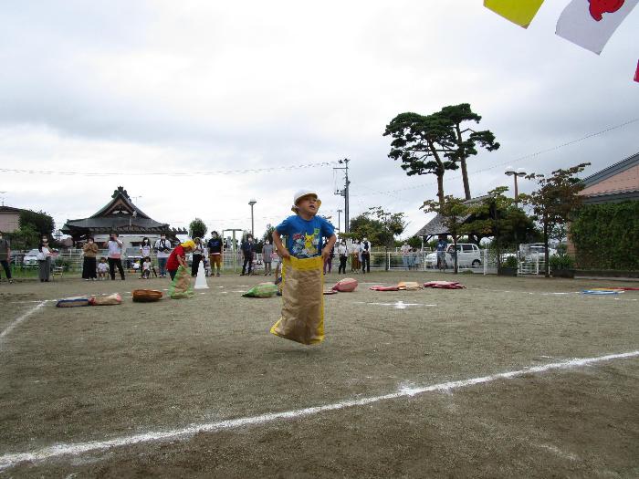 米袋で大きくジャンプしているところ