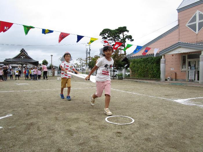 担架を運んでいるところ