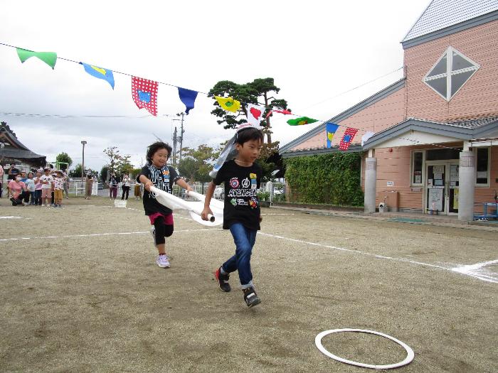 協力して担架を運んでいる