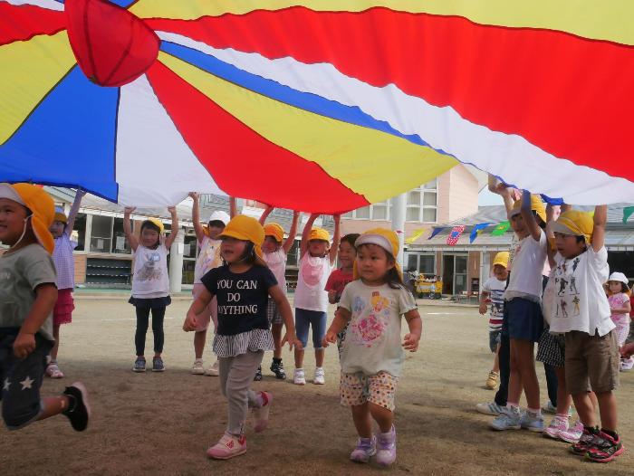 バルーンの下をくぐっている子どもたち