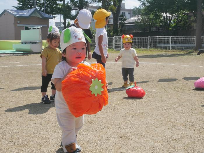 ワンワンになりきって果物を運んでいる