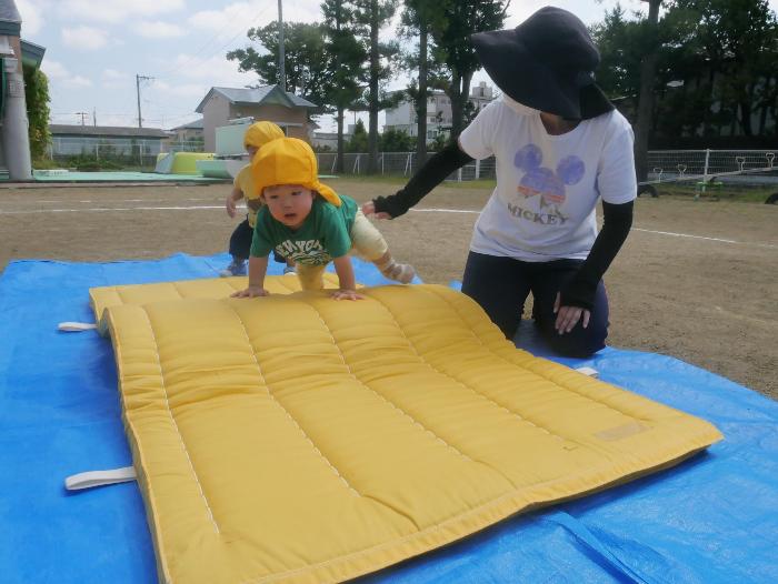 マットの山ををハイハイで越えているところ