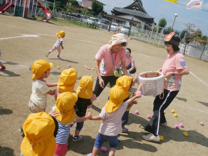 オオカミのかごの中に玉を入れているところ