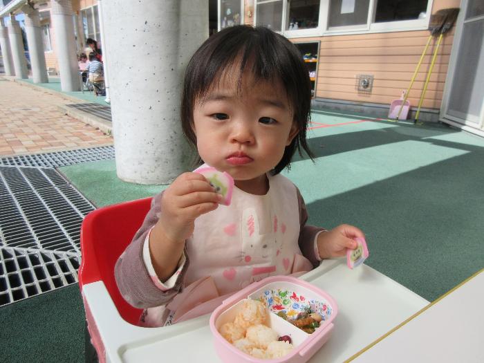 かまぼこを食べている