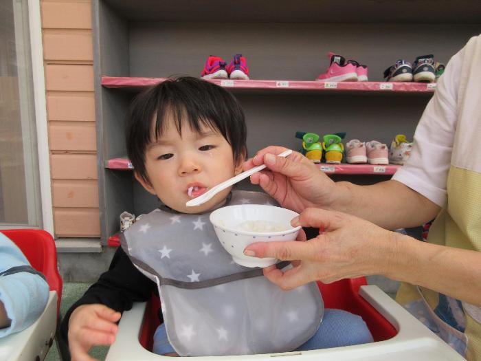 テラスで食べているところ