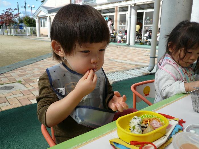 美味しいおにぎりを口いっぱいに詰め込んでいる