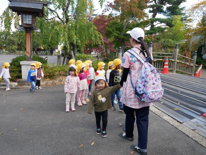 歩いている様子