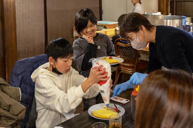 子どもと触れ合うボランティアスタッフ