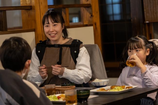 楽しく食事をする参加者