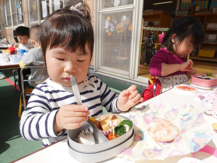 フォークで食べている様子