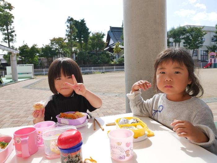 テラスでお弁当を食べている