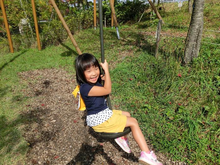 ターザンロープで笑顔の子ども