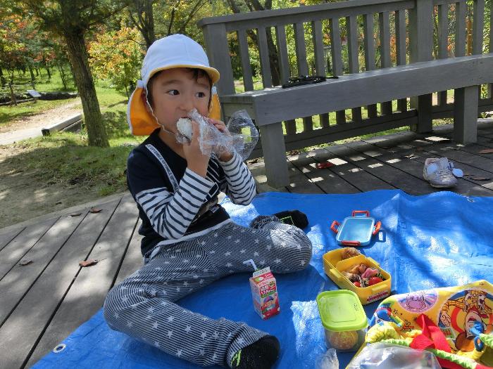 おいしそうにおにぎりを食べているの画像2