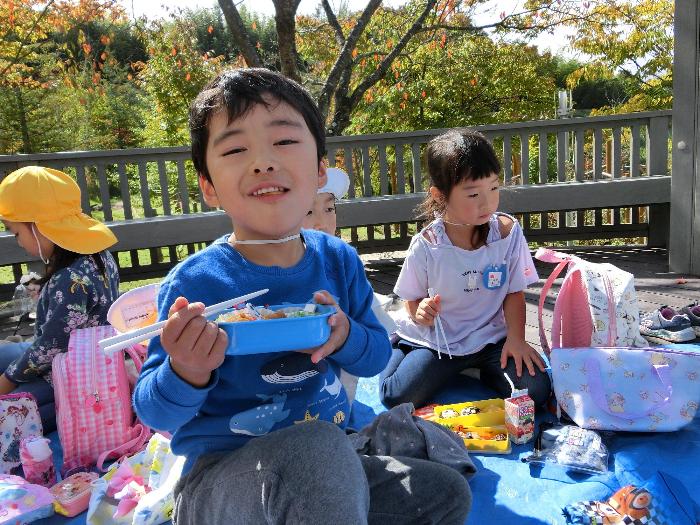 お弁当を食べて笑顔になっている