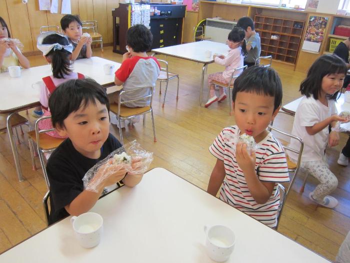 おにぎりを食べるの画像1