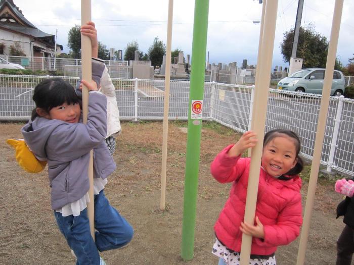 上り棒で遊ぶ。