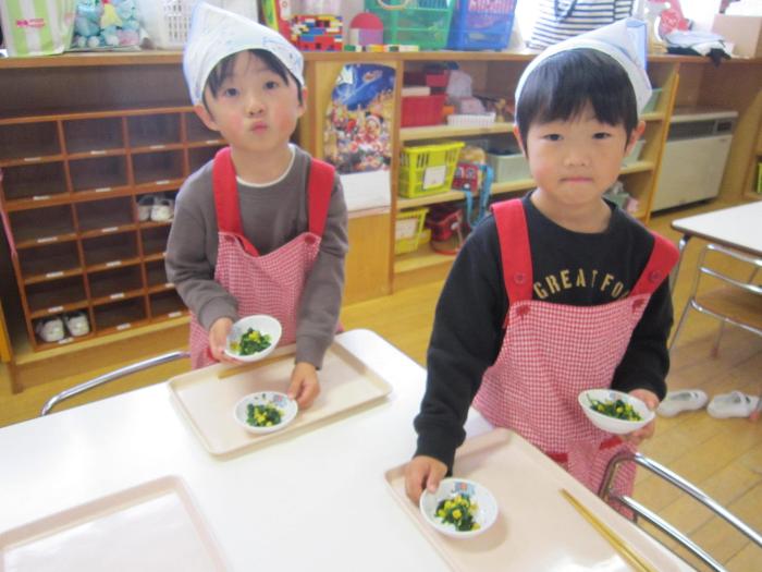 給食を配る