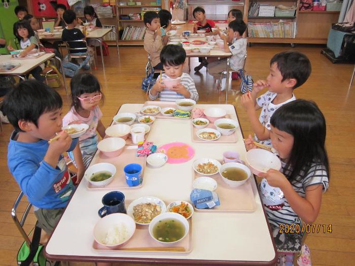 美味しい給食を食べる。