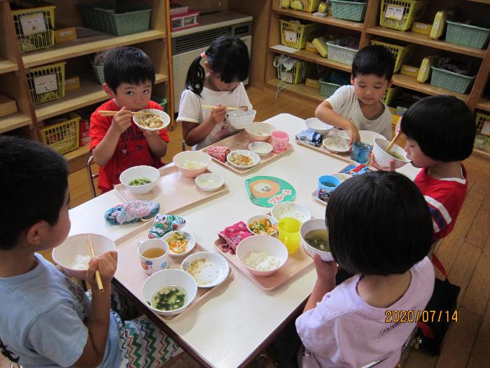 給食を食べる