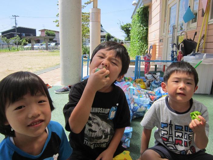 ピーマンを食べる。