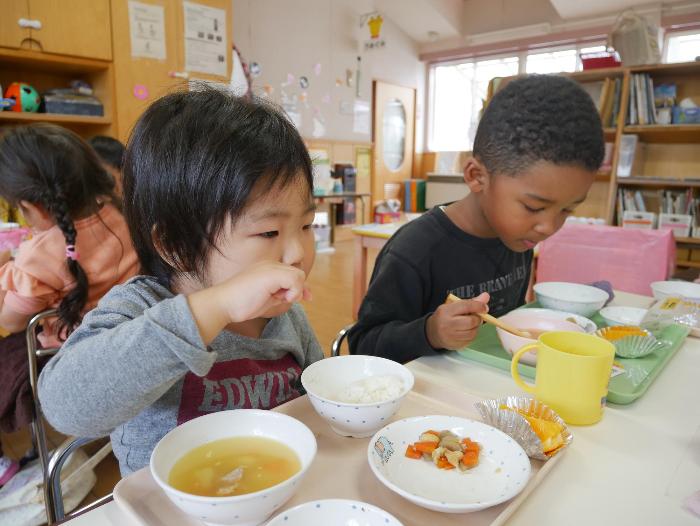 給食を食べている