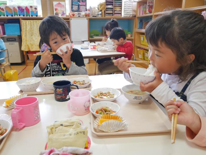 給食を食べているところ