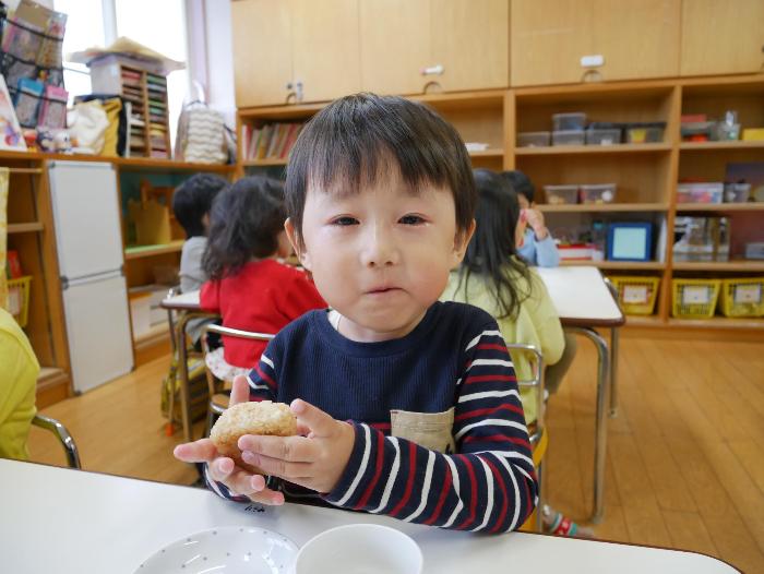 おにぎりを食べている様子