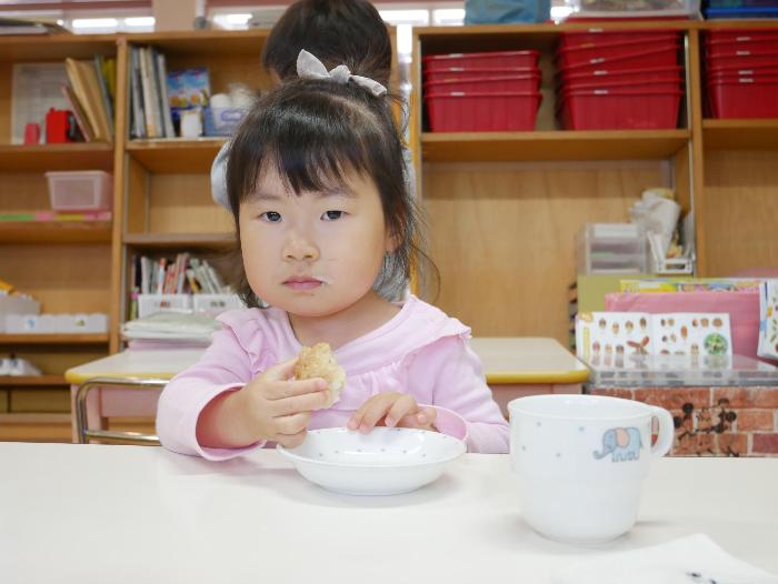 おにぎりを食べている