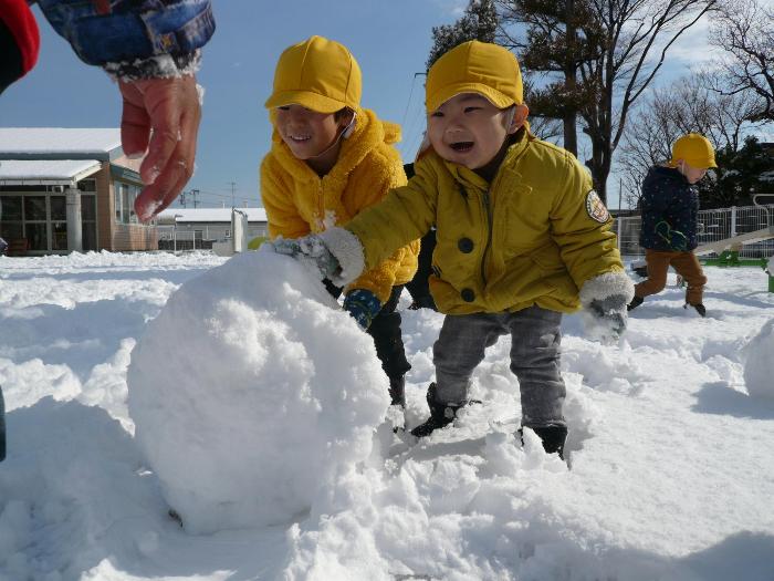 大きな雪玉を作っているところ