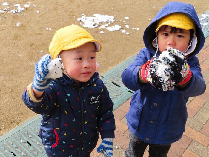 雪玉を見せてくれているところ