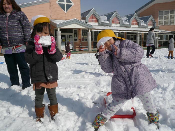 雪遊びで笑顔になっている