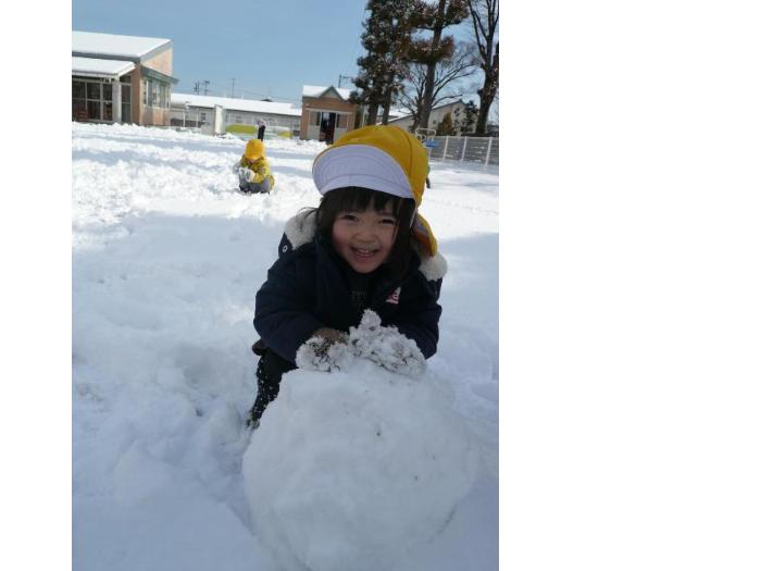 大きな雪玉を作っている