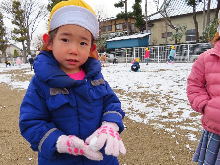 小さな雪玉を作っているところ