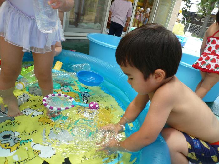 ペットボトルに水を汲んでいるところ