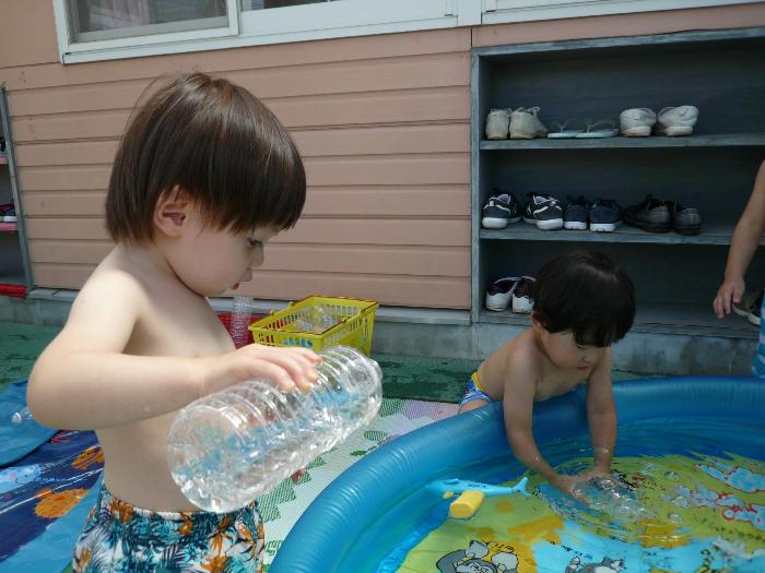 水に触っている