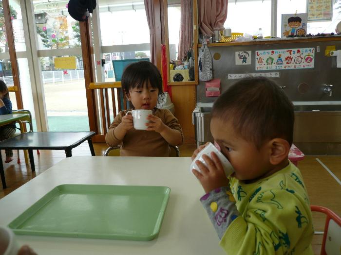 おやつ、ジュースを飲んでいる