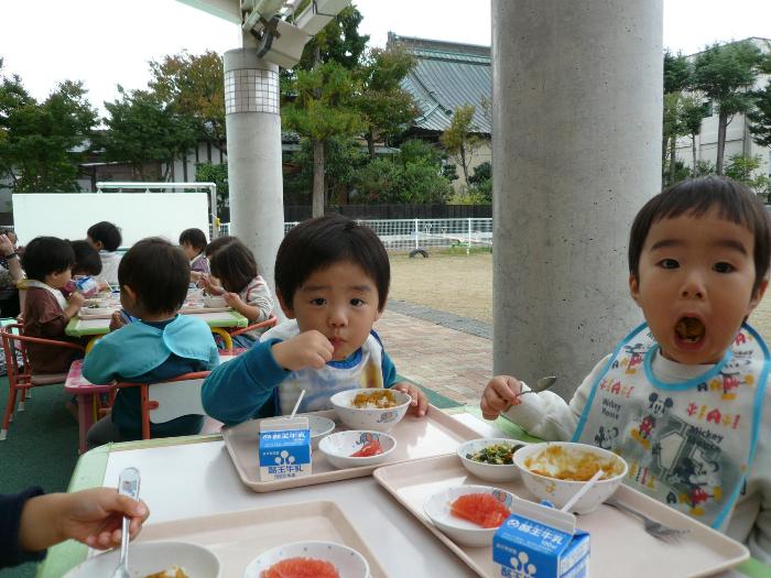 給食を食べているの画像1