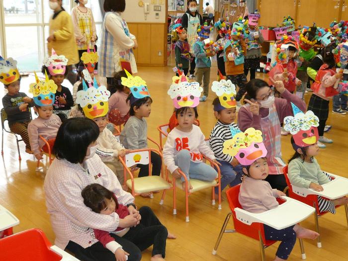 子供達が鬼のお面をつけて節分の行事に参加しているところ。