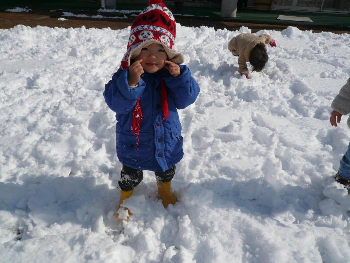 雪あそびをしている