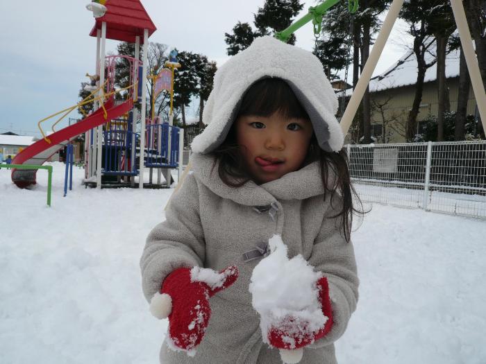 雪玉を持っているところ