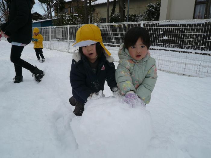 大きな雪玉を作っているところ