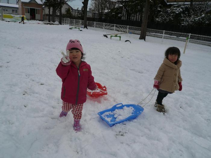 雪遊びをしている