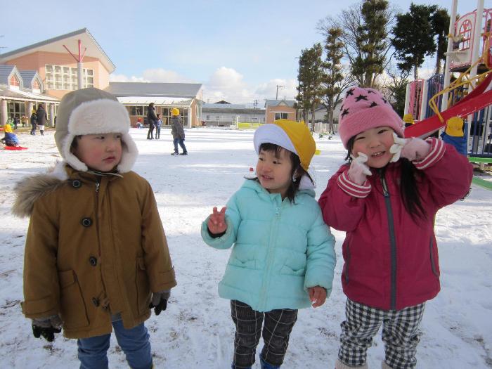 仲良しの友達と雪遊び