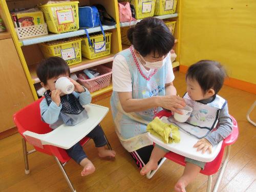 おやつをおいしそうに食べる子ども