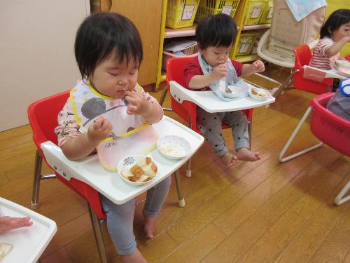 パンをおいしそうに食べる子ども