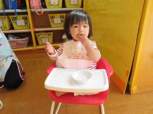 おやつをおいしそうに食べる子ども