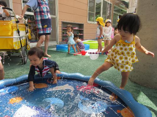 プールの中にそーっと入ろうとする子どもたち