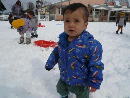 雪遊びする子ども