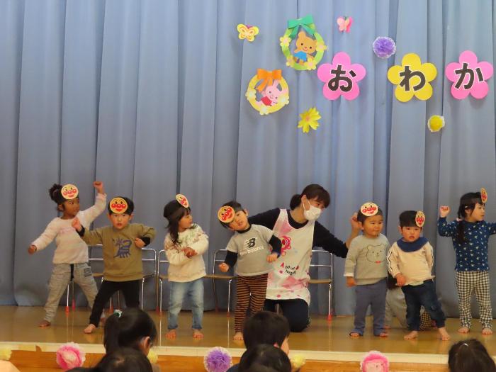 アンパンマンのダンスを踊っている