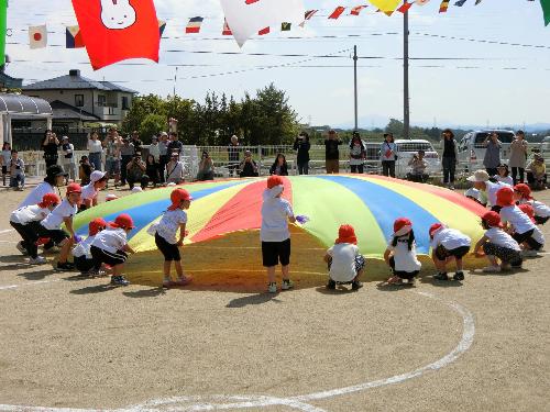 運動会のオープニングバルーンをしているところ